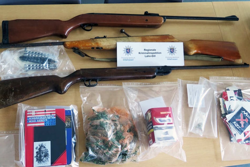Schusswaffen, Messer und Drogen wurden sichergestellt.