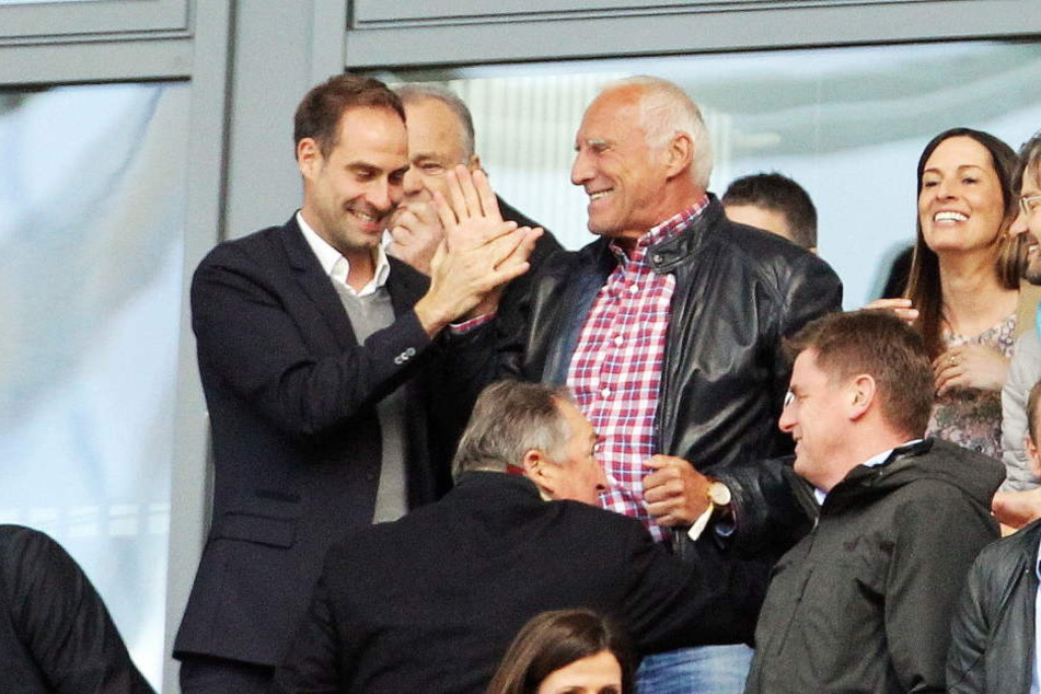 Klub-Boss Oliver Mintzlaff (42, l.) und Red-Bull-Mäzen Dietrich Mateschitz (73, kariertes Hemd) dürften sich über das zusätzliche Geld freuen.