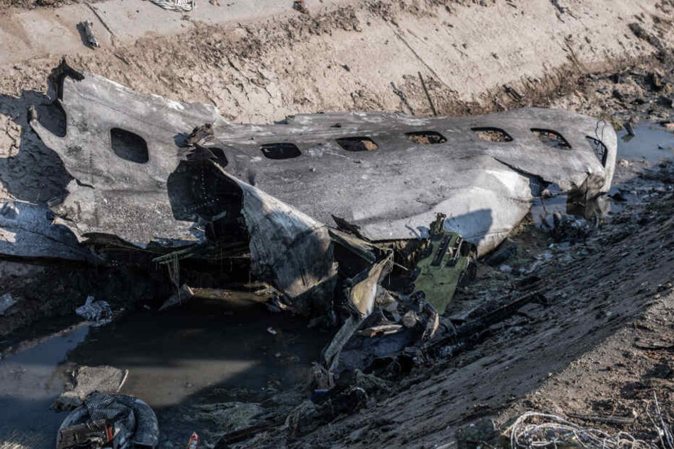 Ein Stück Flugzeugrumpf am Tatort, wo ein ukrainisches Flugzeug mit 176 Menschen am Mittwoch kurz nach dem Start vom Flughafen Teheran abstürzte