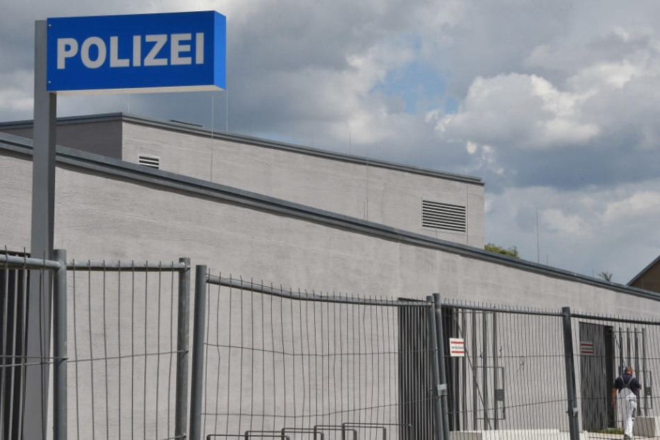 Vor dem Polizeirevier in Falkensee spielte sich das Ganze ab.