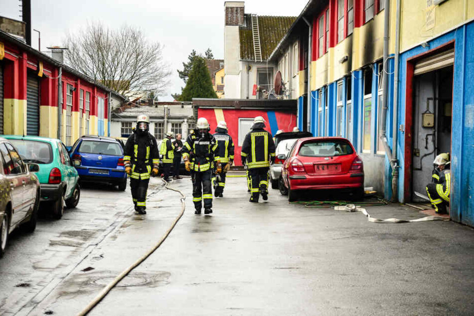 Wegen der Unübersichtlichkeit des Hinterhofs brauchten die Einsatzkräfte, bis sie das Feuer löschen konnten.