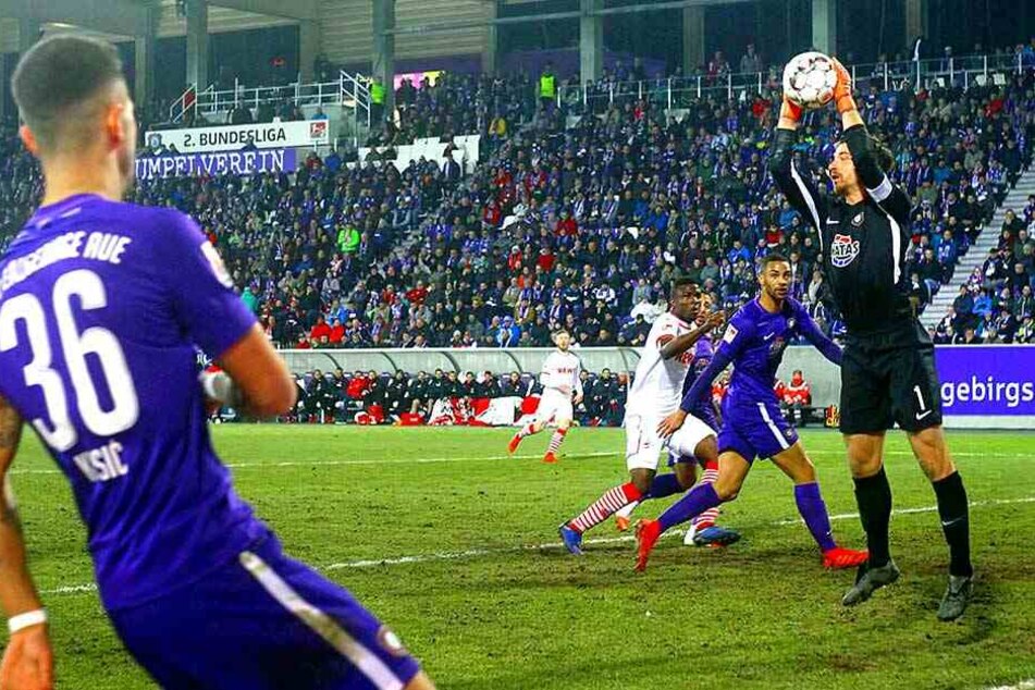 An ihm lag es nicht: Martin Männel schnappt sich den Ball nach einer Flanke.