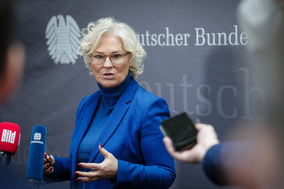 Christine Lambrecht (56, SPD) nimmt Putins indirekte Atomdrohung ernst.