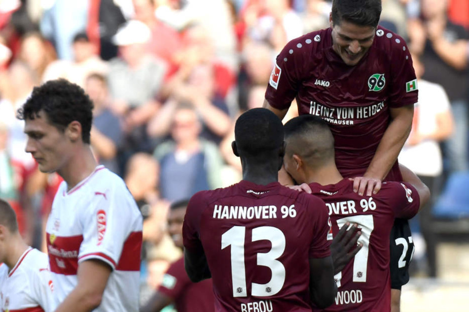 Hannover jubelt, VfB-Verteidiger Benjamin Pavard (l.) und seine Stuttgarter sind nun Tabellenletzter.