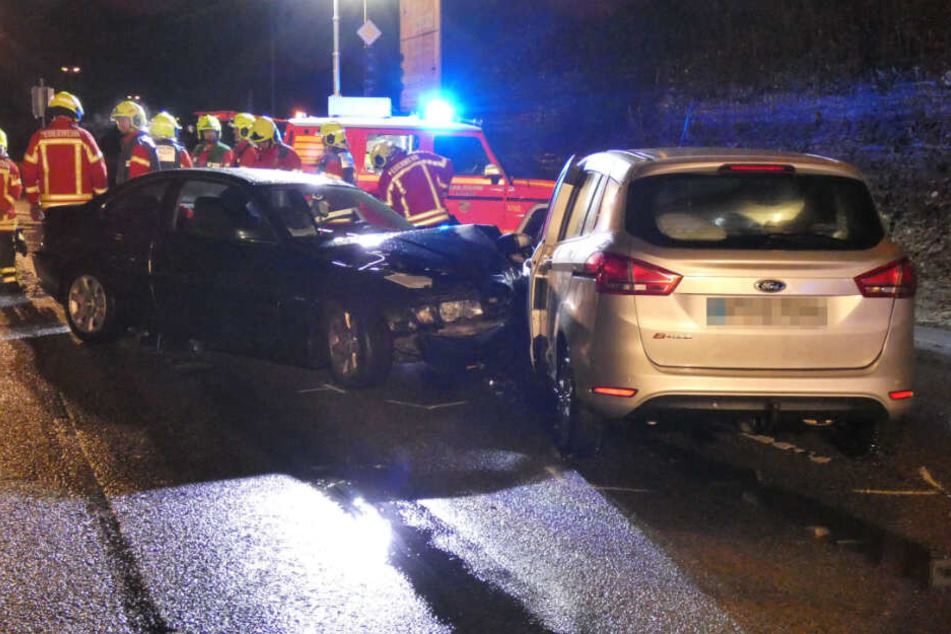 Feuerwehrmänner gehen am Unfallort ihrer Arbeit nach.