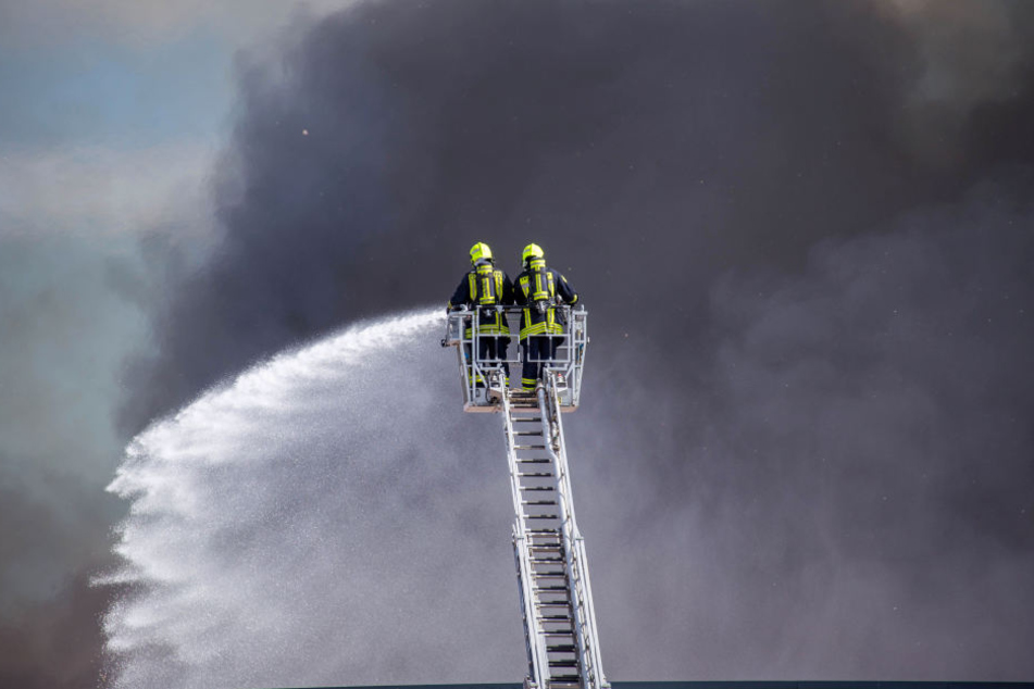 Offenbar in einem Kühlturm der Großbäckerei Harry in Wiedemar bei Leipzig ist am Freitagmorgen ein Feuer ausgebrochen. (Symbolbild)
