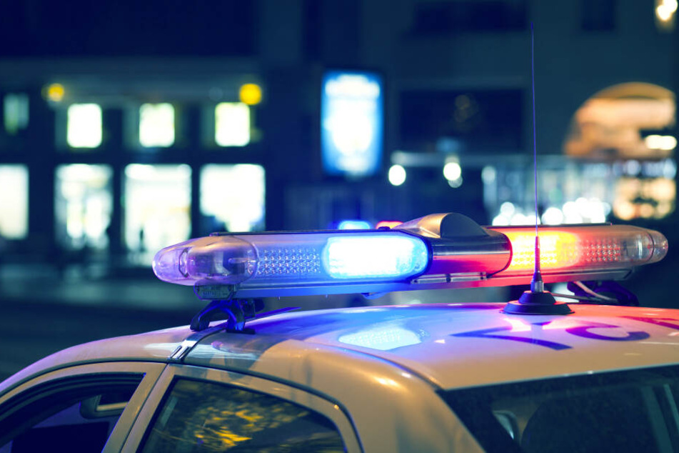 Die Polizei fand im Garten des Paares eine Leiche. (Symbolbild)
