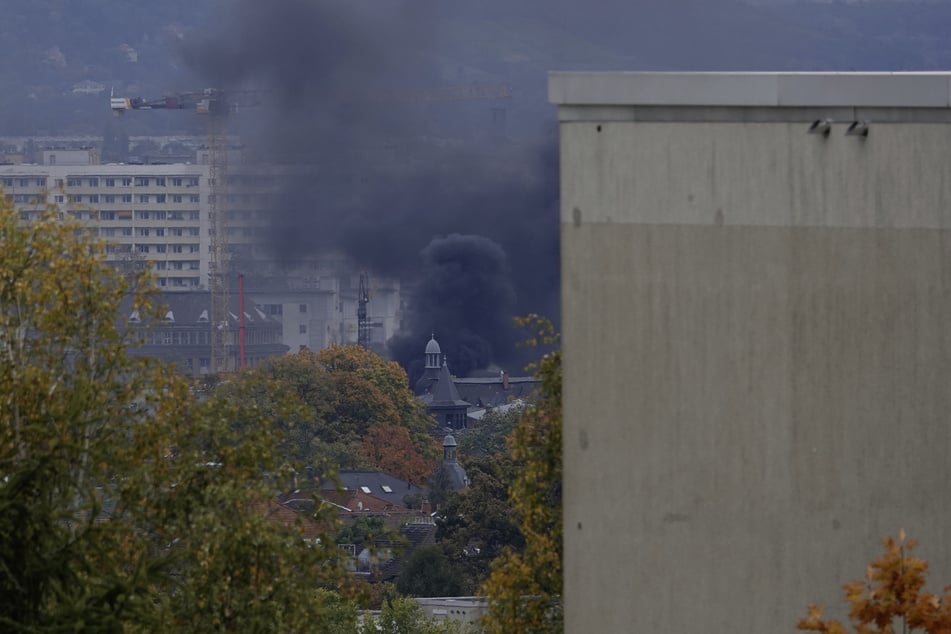 Am frühen Donnerstagnachmittag stieg eine große Rauchsäule über Dresden auf.