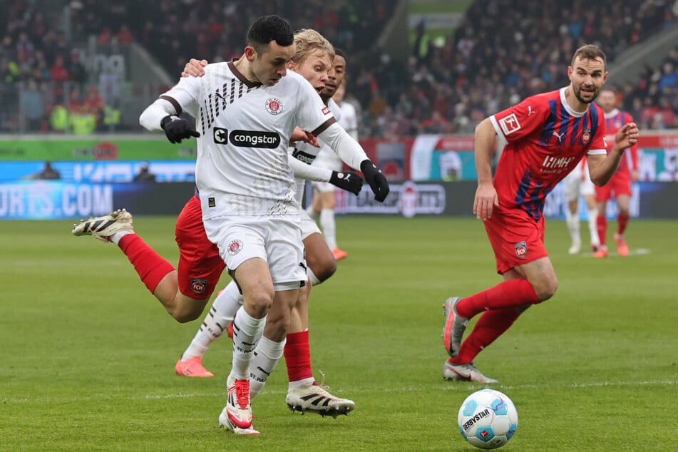 FCH-Akteur Frans Krätzig hält FCSP-Kicker Manolis Saliakas kurz an der Schulter - Elfmeter!