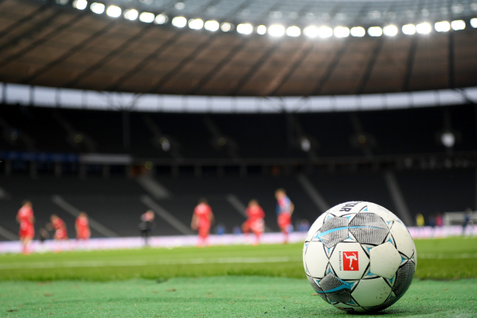 Ein Ball liegt während eines Spiels am Spielfeldrand.
