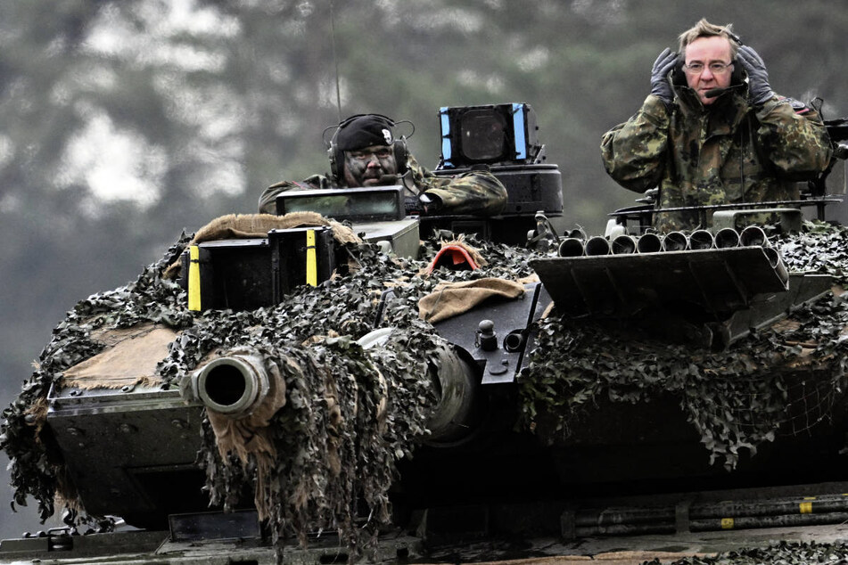 Boris Pistorius (r.) bei der Arbeit in einem Leopard-Panzer: Der Verteidigungsminister fordert weiteres Geld für die Modernisierung der Bundeswehr.