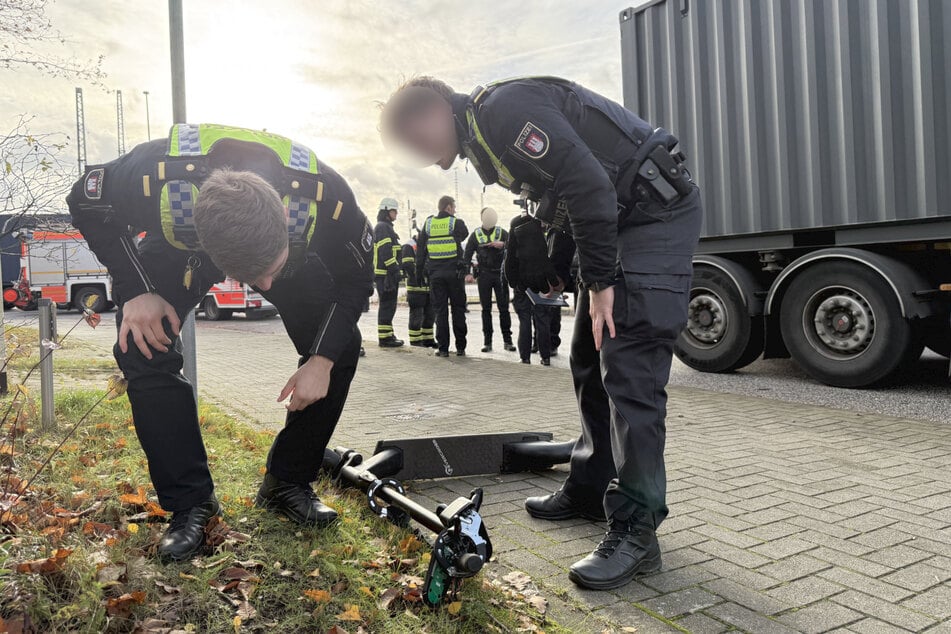 Bei einem Unfall im Hamburger Hafen ist ein Lkw über das Bein eines E-Scooter-Fahrers gefahren.