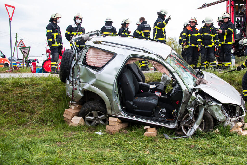 Heftiger Unfall: Auto überschlägt sich, Ehepaar wird eingeklemmt!