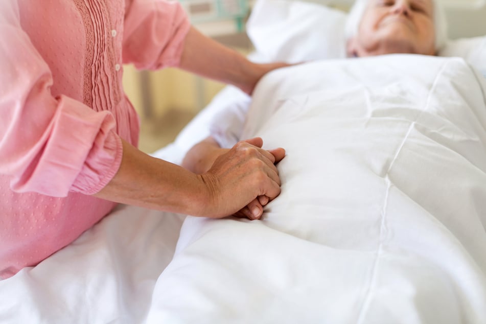 Annette G. (52) soll als Pflegerin einen toten Patienten bestohlen haben (Symbolfoto).