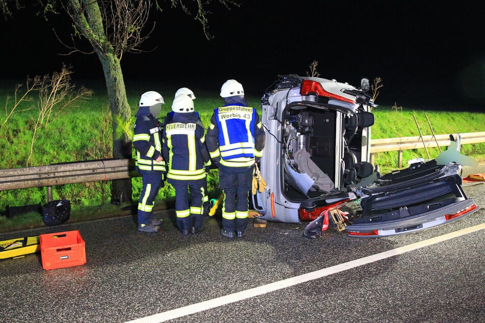 Bei dem Unfall auf der B247 waren drei Fahrzeuge involviert.