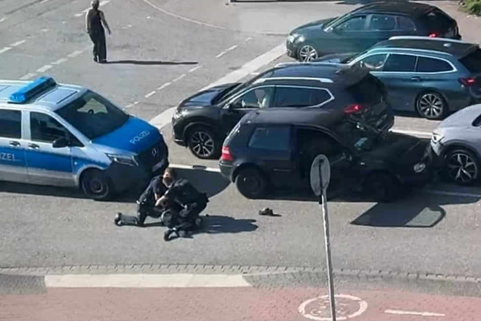 Polizisten brachten den Mann (21) zu Boden.