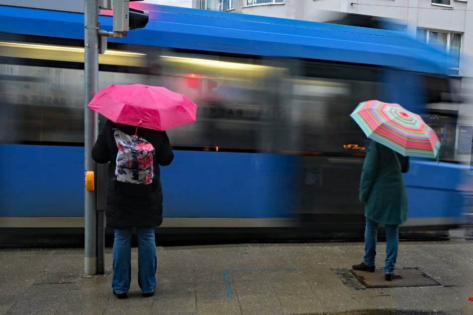 Zum Endspurt vor den Ferien müssen in Bayern noch einmal die wasserfesten Klamotten aus dem Schrank geholt werden.