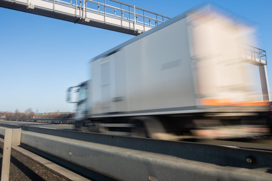 Bordstein gestreift und Kontrolle verloren: Lkw fährt in Hauswand