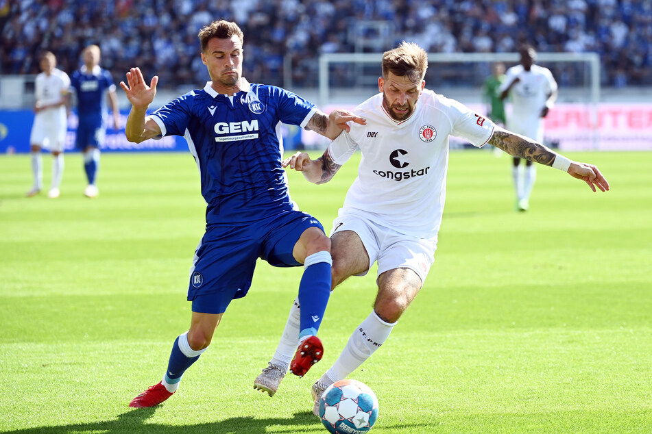 Der Karlsruher SC und der FC St. Pauli lieferten sich eine extrem intensive Partie. Hier kämpfen KSC-Profi Philip Heise (l.) und St. Paulis 2:0-Torschütze Guido Burgstaller um den Ball.