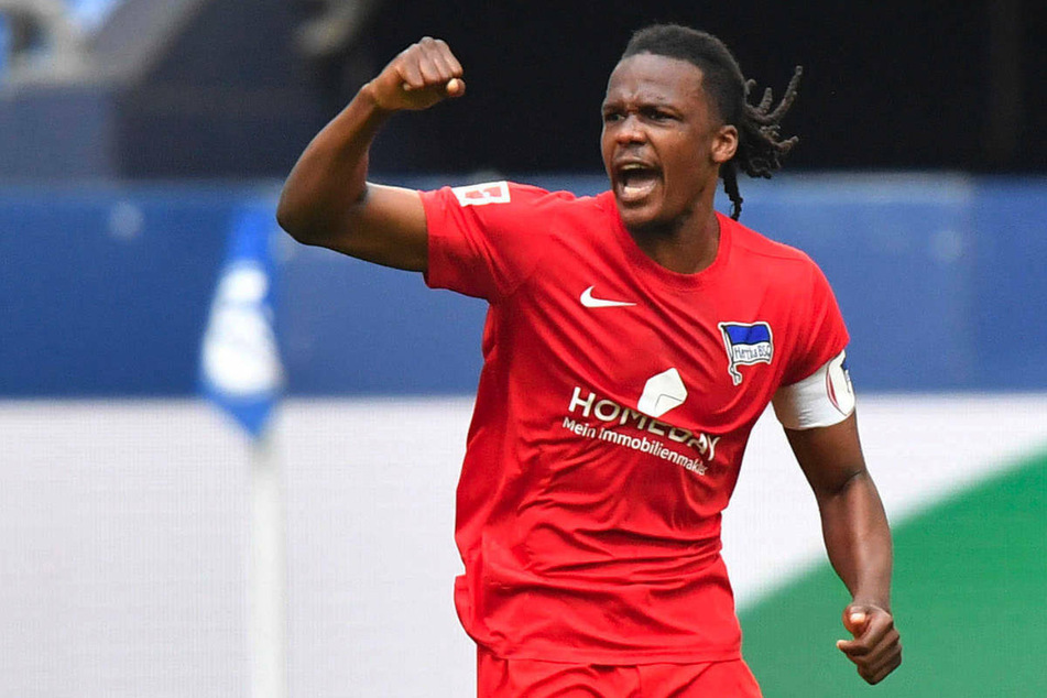 Dedryck Boyata feiert seinen wichtigen Treffer gegen den FC Schalke 04 am 31. Spieltag der vergangenen Bundesliga-Saison. Nach der EM könnte der Hertha-Kapitän in die Ligue 1 wechseln.