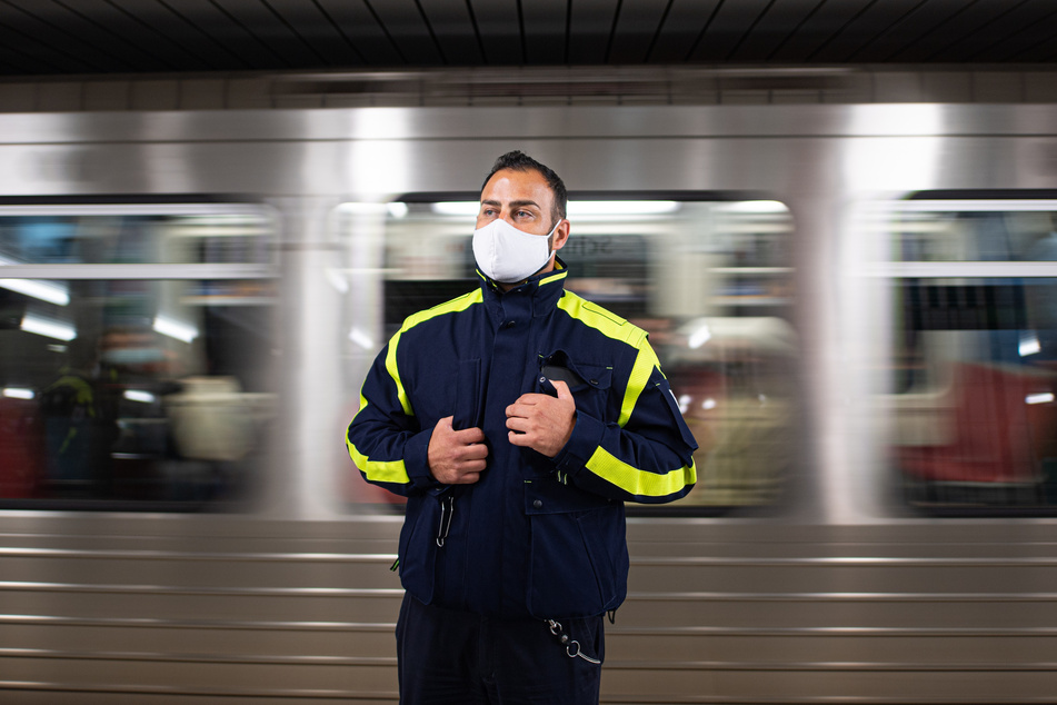 Ein Mitarbeiter der Hamburger Hochbahn-Wache kontrolliert die Einhaltung der Maskenpflicht.