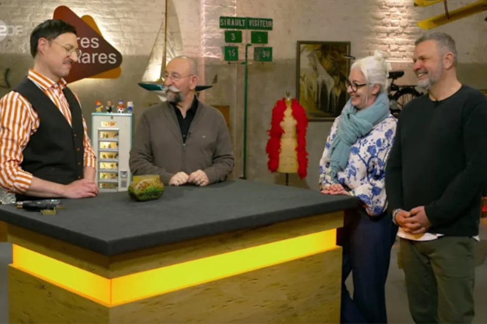 Bettina und Alexander (r.) wollen bei "Bares für Rares" ein Trödelfundstück loswerden, für das sie einst nur sechs Euro hingeblättert haben.