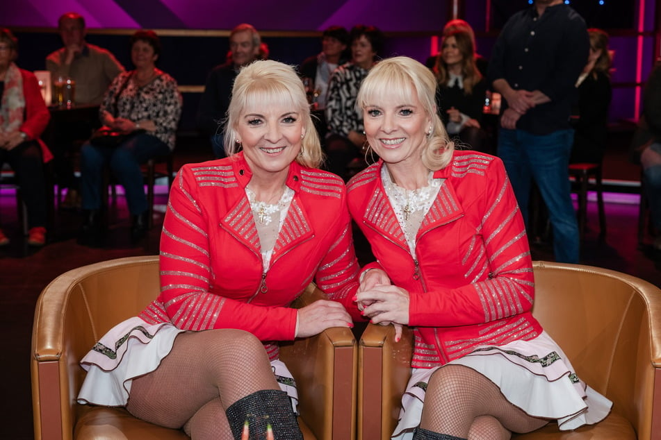 Die Zwillinge Claudia (l.) und Carmen waren am Freitag zu Gast in der MDR-Talkshow "Riverboat".