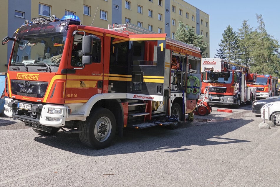 Mehrere Feuerwehrfahrzeuge und der Rettungsdienst eilten am Donnerstagvormittag in die Radeberger Straße.