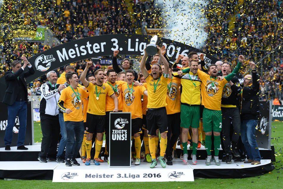 Ein Ausschnitt dieses Bildes von der Meisterehrung in der 3. Liga am 14. Mai 2016 ist auf dem aktuellen Bus von Dynamo Dresden zu sehen.