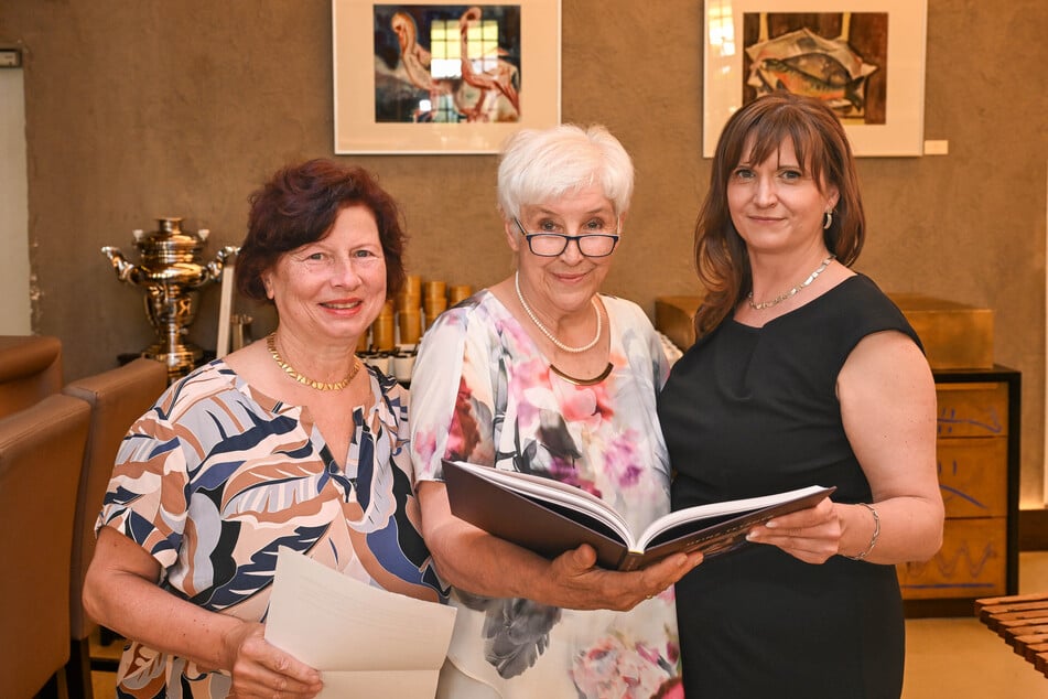Freuen sich über die Ausstellung im Kempinski (v.l.): Ex-Kulturmanagerin Kerstin Seliger (65), Künstler-Tochter Gabriele Rabe (73) und Lektorin Andrea Damaris Heinze (43).