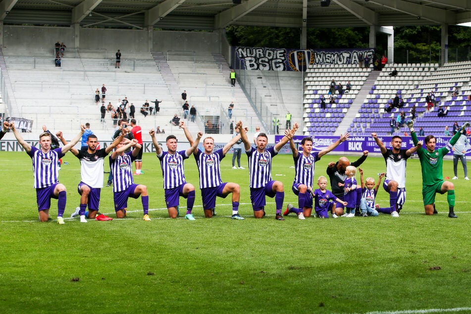 Die Fans honorierten die kämpferisch gute Leistung des FC Erzgebirge Aue während und nach dem Heimspiel gegen den FC St. Pauli.