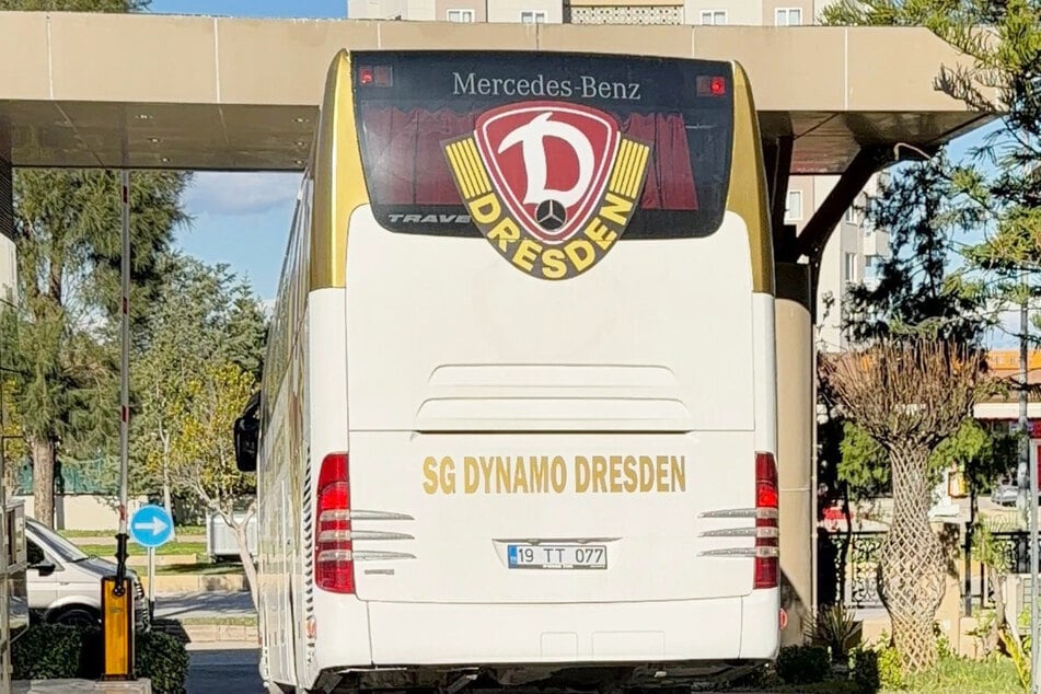 Der Bus bringt die SGD gegen 13 Uhr Ortszeit zum Flughafen.