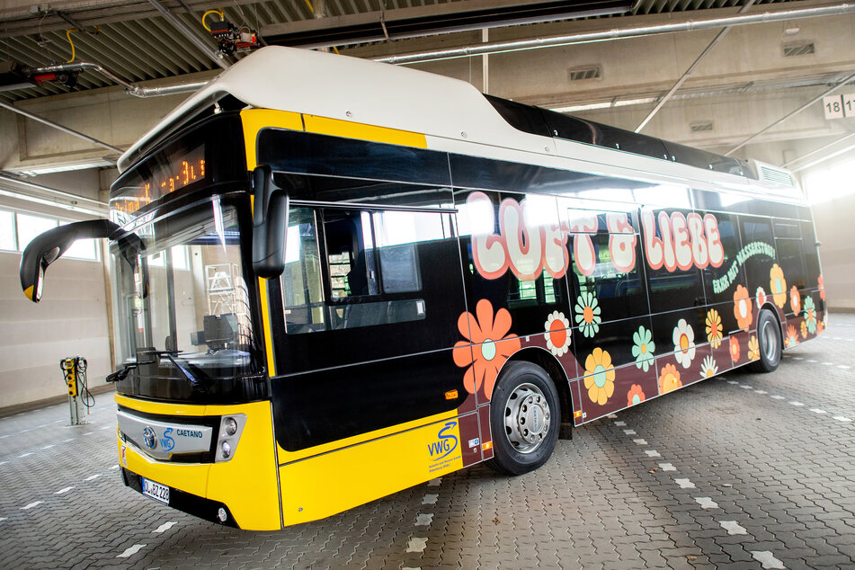 Die Aufschrift "Luft &amp; Liebe" klebt auf einem neuen Wasserstoffbus in Oldenburg.