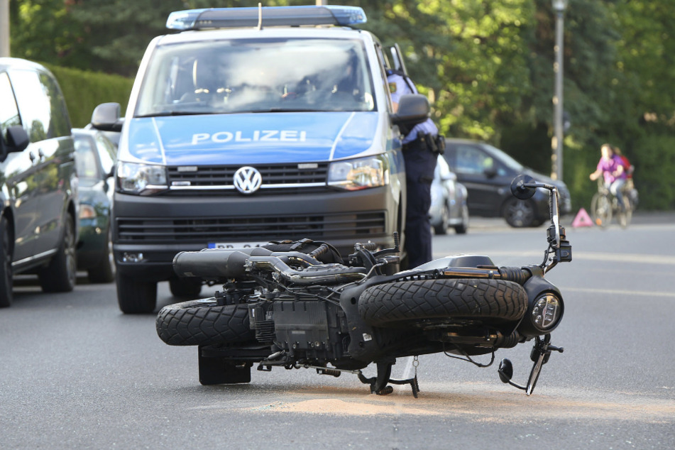 Der Motorradfahrer stürzte und musste in ein Krankenhaus gebracht werden.