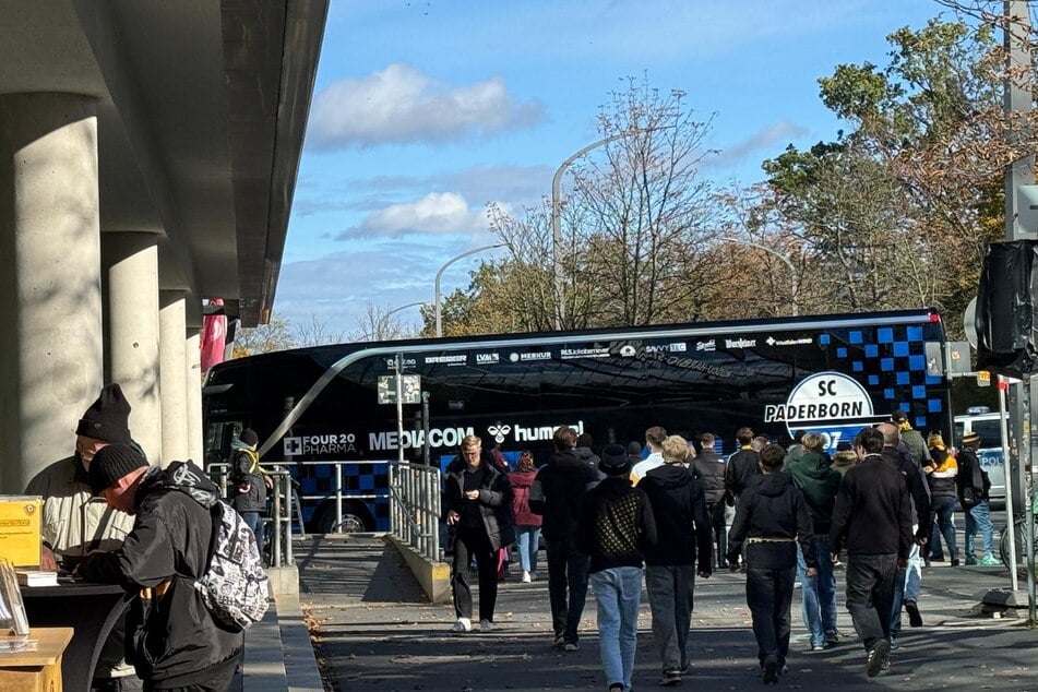 Die Gäste erreichen das Stadion als erstes.