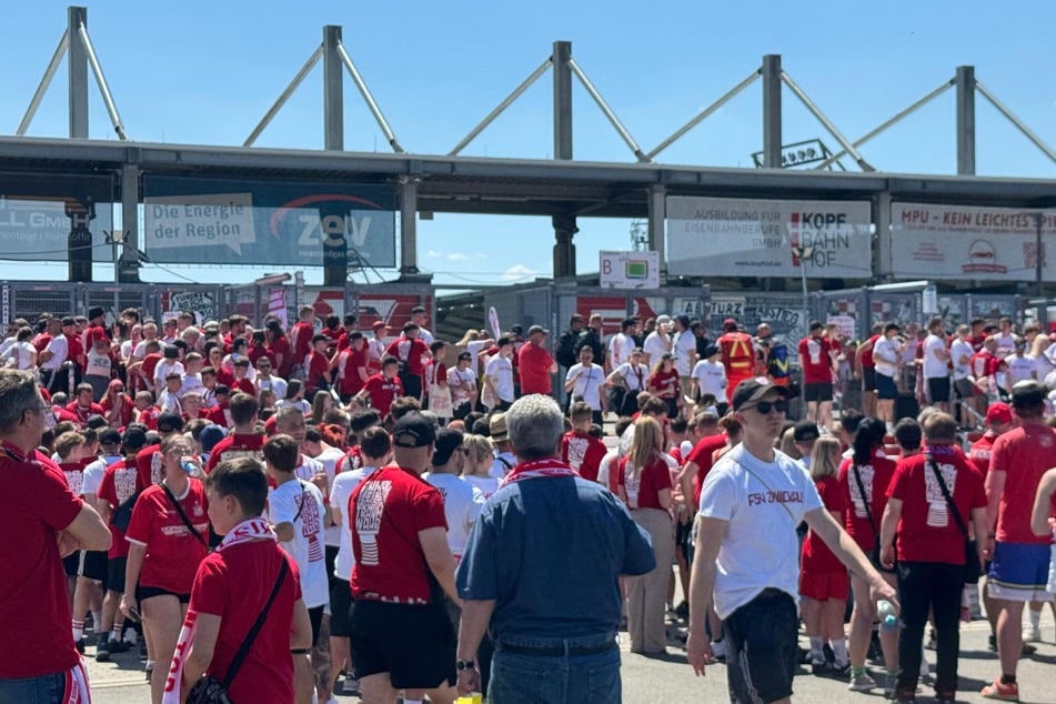 Vor dem Fanblock des FSV Zwickau ist schon einiges los.