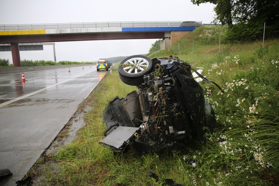 Der Fahrer des VW wurde bei dem Unfall auf der A9 schwer verletzt.