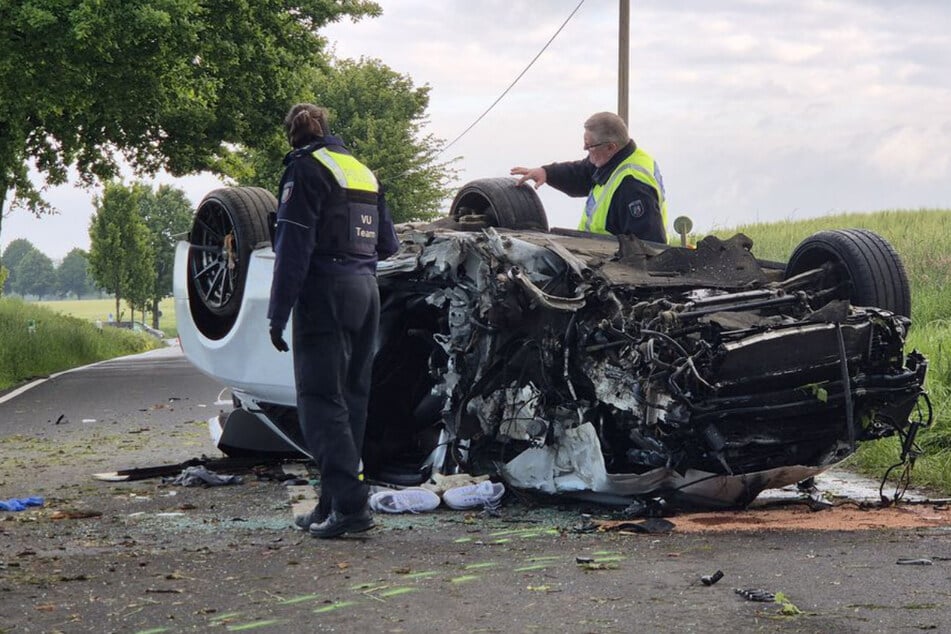 Nach Überschlag: Autofahrer (25) und Teenagerin schwer verletzt - Heli im Einsatz