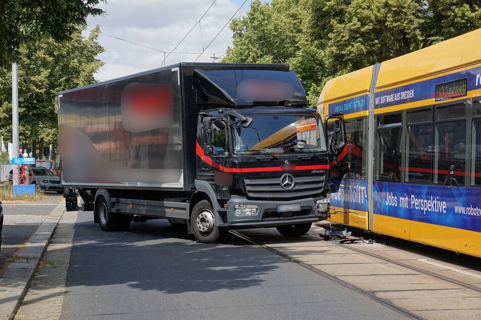 An der Hamburger Straße krachten ein Lkw und eine Straßenbahn zusammen.