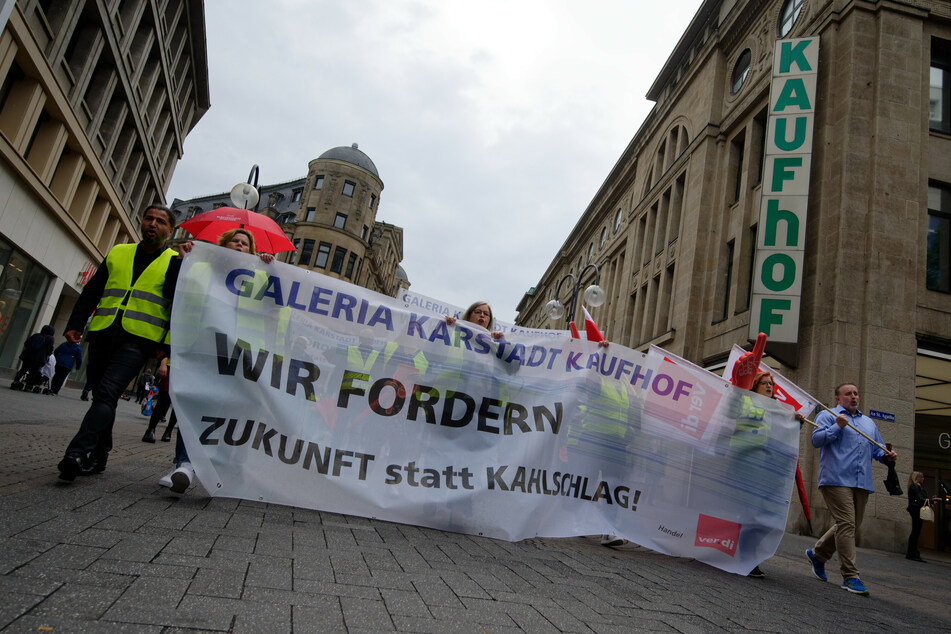 Teilnehmer einer Kundgebung gegen den Stellenabbau beim Kaufhauskonzern Galeria Karstadt Kaufhof demonstrieren vor einer Kaufhoffiliale in der Innenstadt.