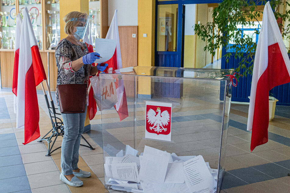 Eine Frau gibt ihre Wahlstimme in einem Wahllokal in Breslau ab. Mehr als 30 Millionen Polen waren am 28. Juni zur Wahl eines neuen Präsidenten aufgerufen. Trotz der Corona-Pandemie hat sich eine sehr hohe Wahlbeteiligung abgezeichnet.