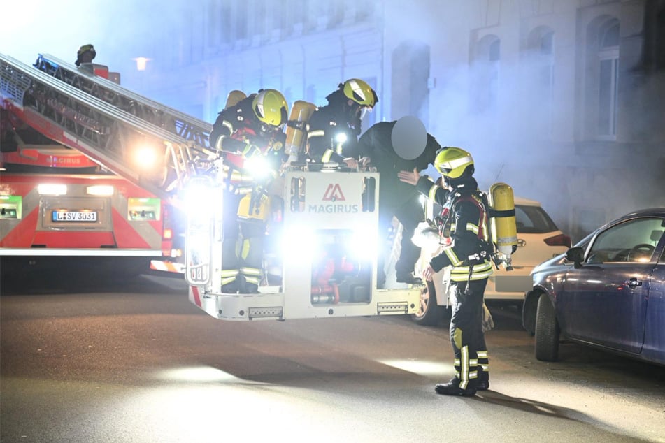 Die Feuerwehr evakuierte einige der Hausbewohner mit einer Drehleiter.
