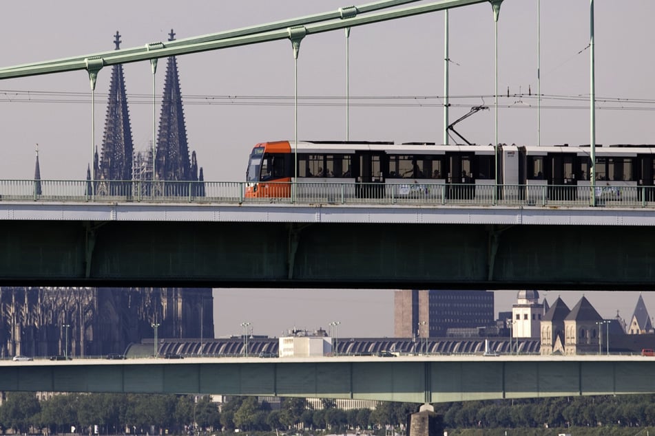 Die Kölner Verkehrsbetriebe (KVB) sind rund um das Freundschaftsspiel des 1. FC Köln gegen Real Sociedad San Sebastian mit mehr Bahnen unterwegs. (Archivbild)