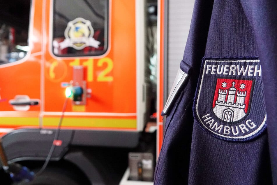 Eigentlich waren die Feuerwehrleute nur auf einem Routineeinsatz unterwegs, als sie die brennende Wohnung sahen. (Symbolfoto)