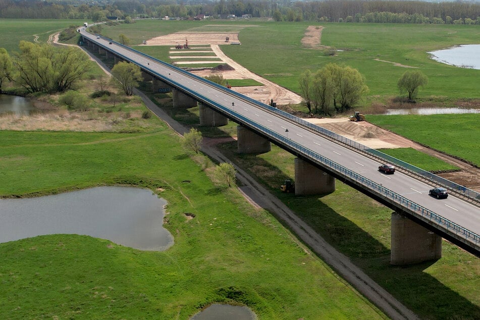In Seehausen haben die Bauarbeiten der A14-Brücke nach Brandenburg begonnen.