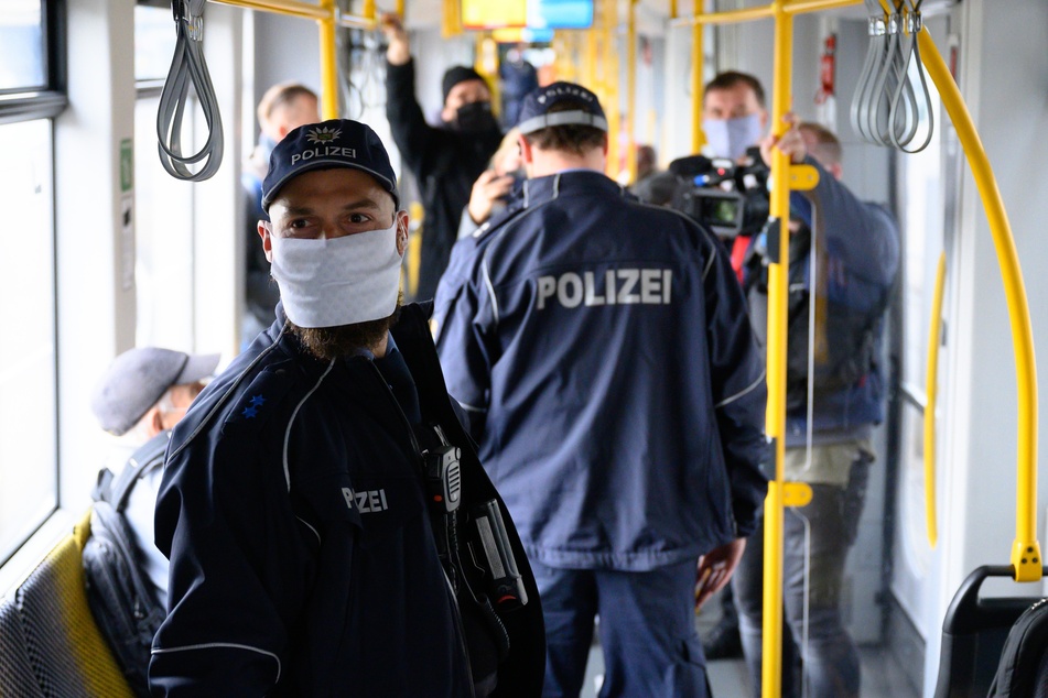 Nicht nur in Bus und Bahn, auch bei den kommenden Demonstrationen wird die Polizei die Einhaltung der Corona-Regeln kontrollieren.