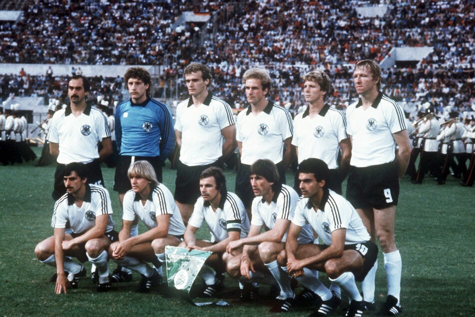 Die deutsche Fußball-Nationalmannnschaft 1980 im Olympiastadion in Rom. Stehend (v.l.) Uli Stielike (68), Harald Schumacher (68), Hans-Peter Briegel (67), Karl-Heinz Rummenigge (67), Karlheinz Förster (64), Horst Hrubesch (71); Hockend: Klaus Allofs (66), Bernd Schuster (63), Bernhard Dietz (74), Manfred Kaltz (70), Hans Müller (65).