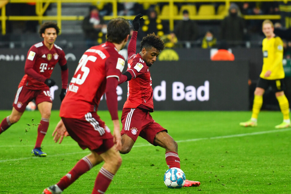 Kingsley Coman (v.-r.) zieht ab und trifft zum 2:1 für den FC Bayern München.