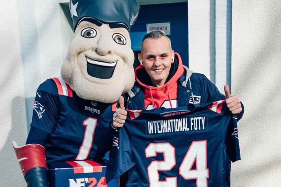 Große Ehre für Dennis Briege (43, r.). NFL-Maskottchen Pat Patriot kam extra nach Berlin, um die Auszeichnung zu übermitteln.