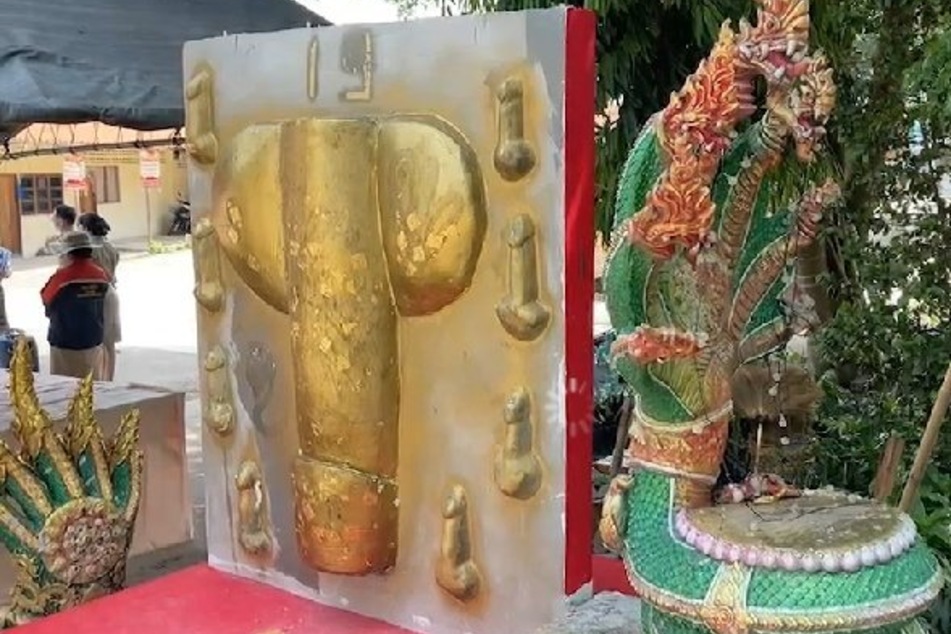 Nach dem Erfolg der goldenen Vagina hielt auch ein goldener Penis Einzug in den buddhistischen Schrein.